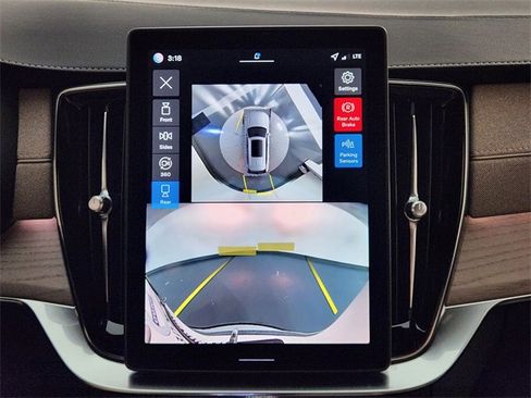 New 2026 Volvo XC90 B6 Plus w/ Protection Package Premier image 18