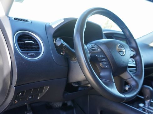 Used 2020 Nissan Pathfinder SV image 12