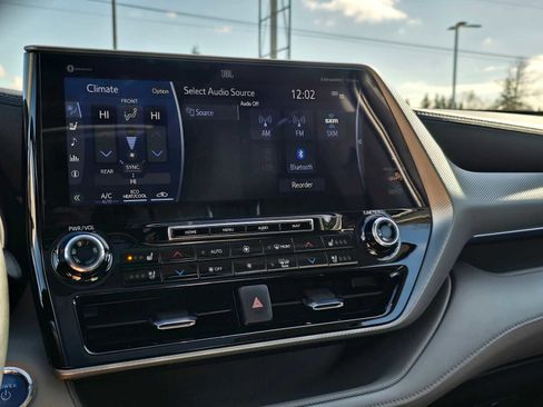 Certified 2022 Toyota Highlander Platinum image 29