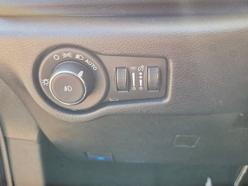 Used 2025 Chrysler Pacifica Select FWD image 17