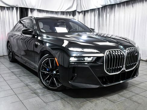 Used 2024 BMW i7 M70 w/ Executive Package AWD/4WD image 3