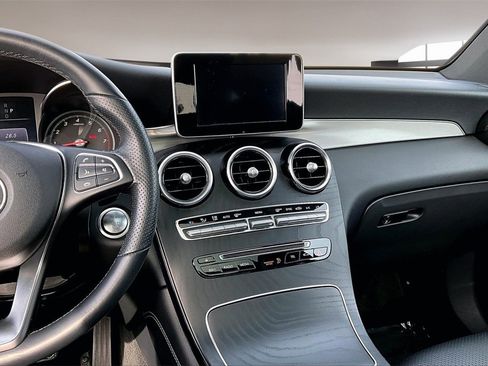 Used 2019 Mercedes-Benz GLC 300 w/ Premium Package image 9