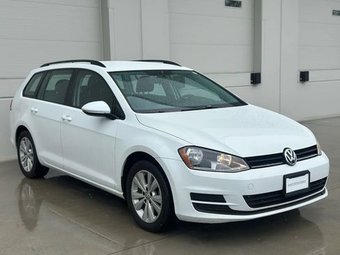 Used 2017 Volkswagen Golf S image 7