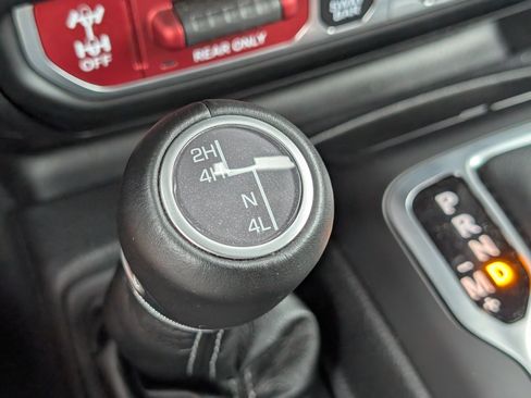 Used 2025 Jeep Gladiator Rubicon w/ Safety Group AWD/4WD image 27