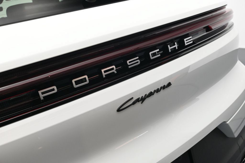 Certified 2026 Porsche Cayenne AWD/4WD image 28