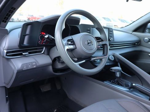 Used 2021 Hyundai Elantra SE image 6