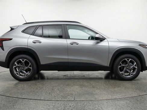 Used 2025 Chevrolet Trax LT w/ LT Convenience Package image 11