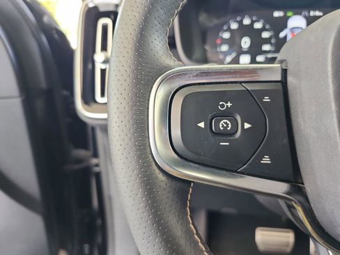 Used 2019 Volvo XC40 T5 R-Design image 13