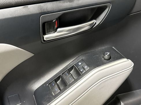 Used 2021 Toyota Highlander XLE image 21