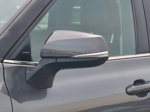 Used 2023 Toyota Highlander XLE image 4