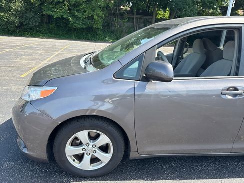 Used 2012 Toyota Sienna LE w/ Towing Pkg FWD image 2