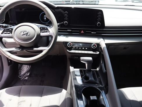 Used 2022 Hyundai Elantra SEL w/ Convenience Package FWD image 29