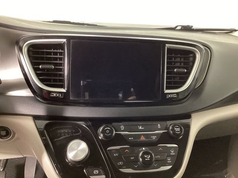 Used 2022 Chrysler Pacifica Touring-L FWD image 17