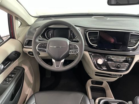 Used 2023 Chrysler Pacifica Touring-L FWD image 2