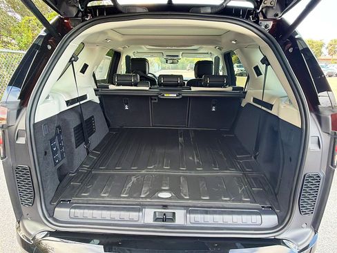 New 2026 Land Rover Discovery Limited Edition image 12