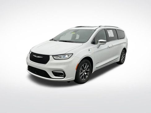 Used 2024 Chrysler Pacifica Pinnacle image 3