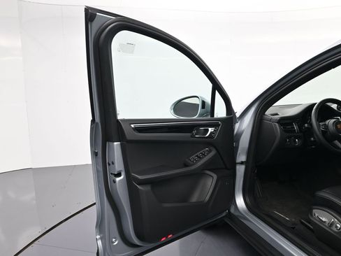 Certified 2026 Porsche Macan image 16