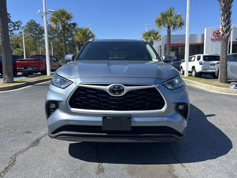 Used 2023 Toyota Highlander XLE image 3