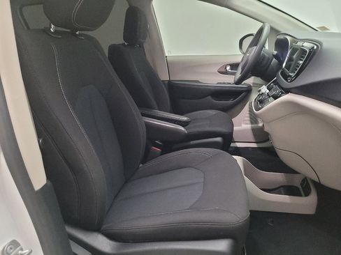Used 2023 Chrysler Voyager LX FWD image 21