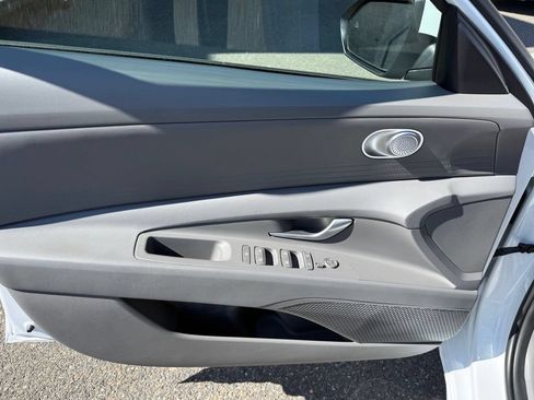Used 2025 Hyundai Elantra Hybrid FWD image 9