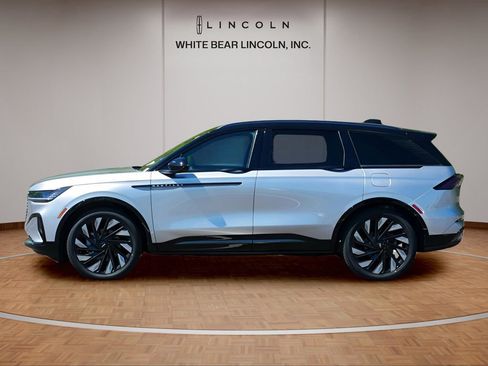 Certified 2025 Lincoln Nautilus Reserve w/ Jet Appearance Package AWD/4WD image 8