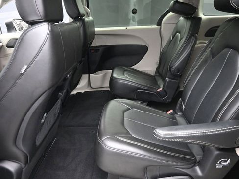 Used 2023 Chrysler Pacifica Touring-L FWD image 15