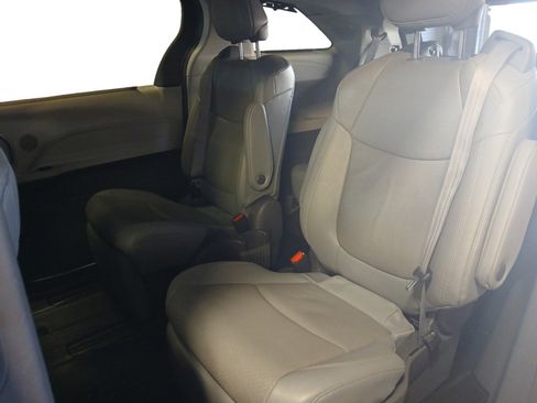 Used 2021 Toyota Sienna Limited image 13