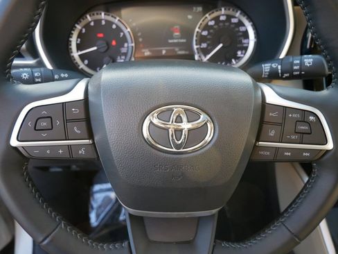 Used 2023 Toyota Highlander XLE AWD/4WD image 19