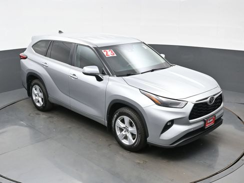 Used 2023 Toyota Highlander LE AWD/4WD image 34