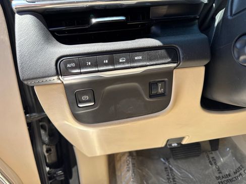 Used 2024 Cadillac Escalade Premium Luxury AWD/4WD image 21