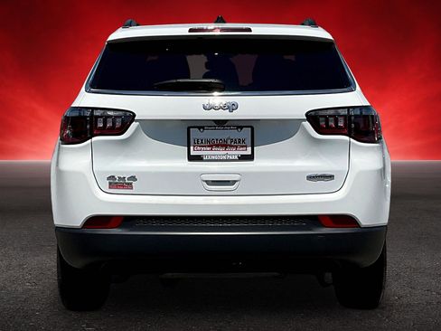 Used 2024 Jeep Compass Latitude AWD/4WD image 6