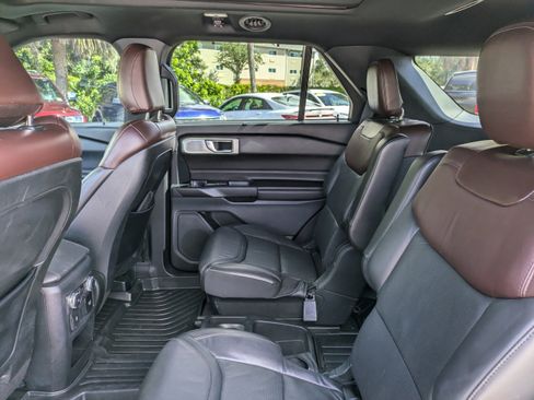 Used 2020 Ford Explorer Platinum w/ Premium Technology Package image 13