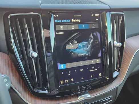 Used 2023 Volvo XC60 B5 Plus image 9