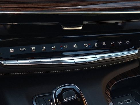 Used 2023 Cadillac Escalade ESV Premium Luxury image 23