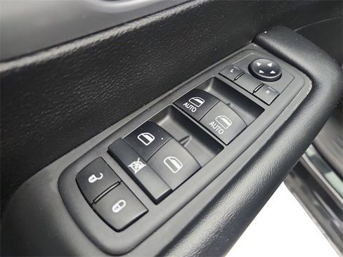 Used 2019 Chrysler Pacifica Touring Plus w/ Advanced Safetytec Group image 17