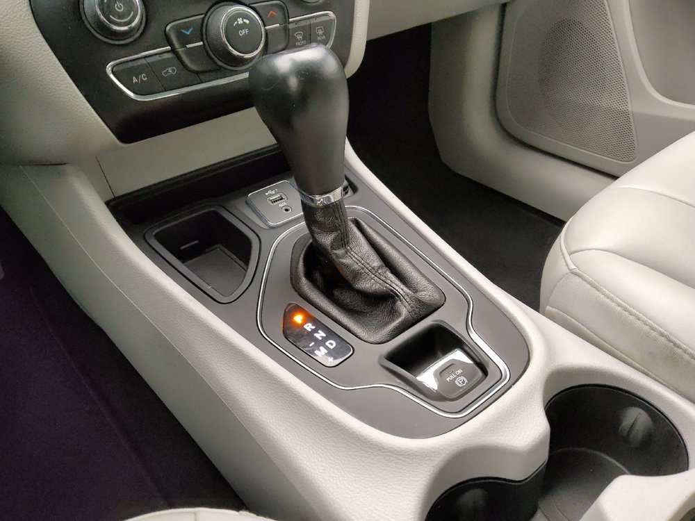 Used 2020 Jeep Cherokee Latitude Plus FWD image 26