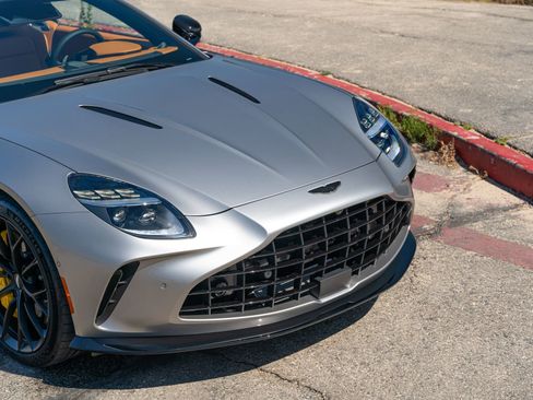 Used 2025 Aston Martin V8 Vantage Coupe RWD image 9