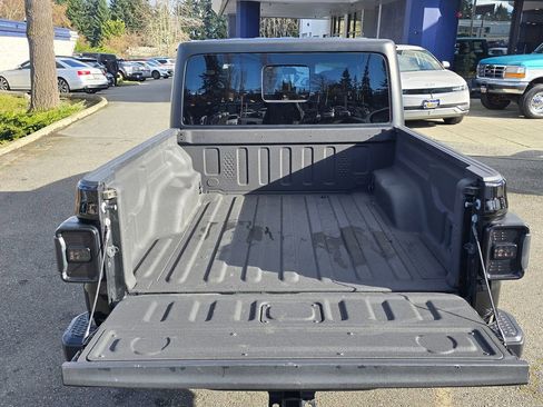 Used 2023 Jeep Gladiator Sport image 14