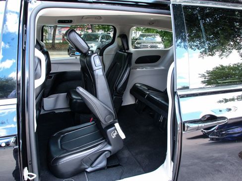 Used 2024 Chrysler Pacifica Touring-L FWD image 41
