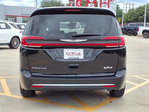 Used 2025 Chrysler Pacifica Select FWD image 6