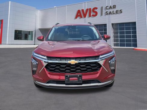 Used 2025 Chevrolet Trax LT w/ LT Convenience Package FWD image 2