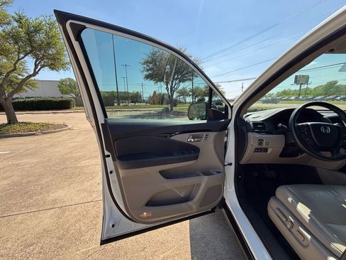 Used 2016 Honda Pilot Touring image 11