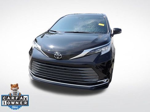 Used 2026 Toyota Sienna Limited FWD image 7