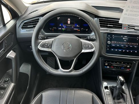 Used 2023 Volkswagen Tiguan SE w/ Panoramic Sunroof Package FWD image 14