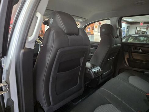 Used 2015 Chevrolet Traverse LT w/ Style and Technology Package FWD image 11