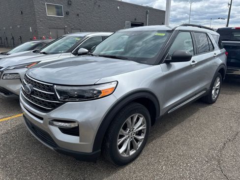Used 2023 Ford Explorer XLT w/ Equipment Group 202A AWD/4WD image 14