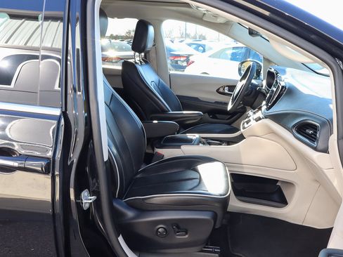 Used 2023 Chrysler Pacifica Limited image 29