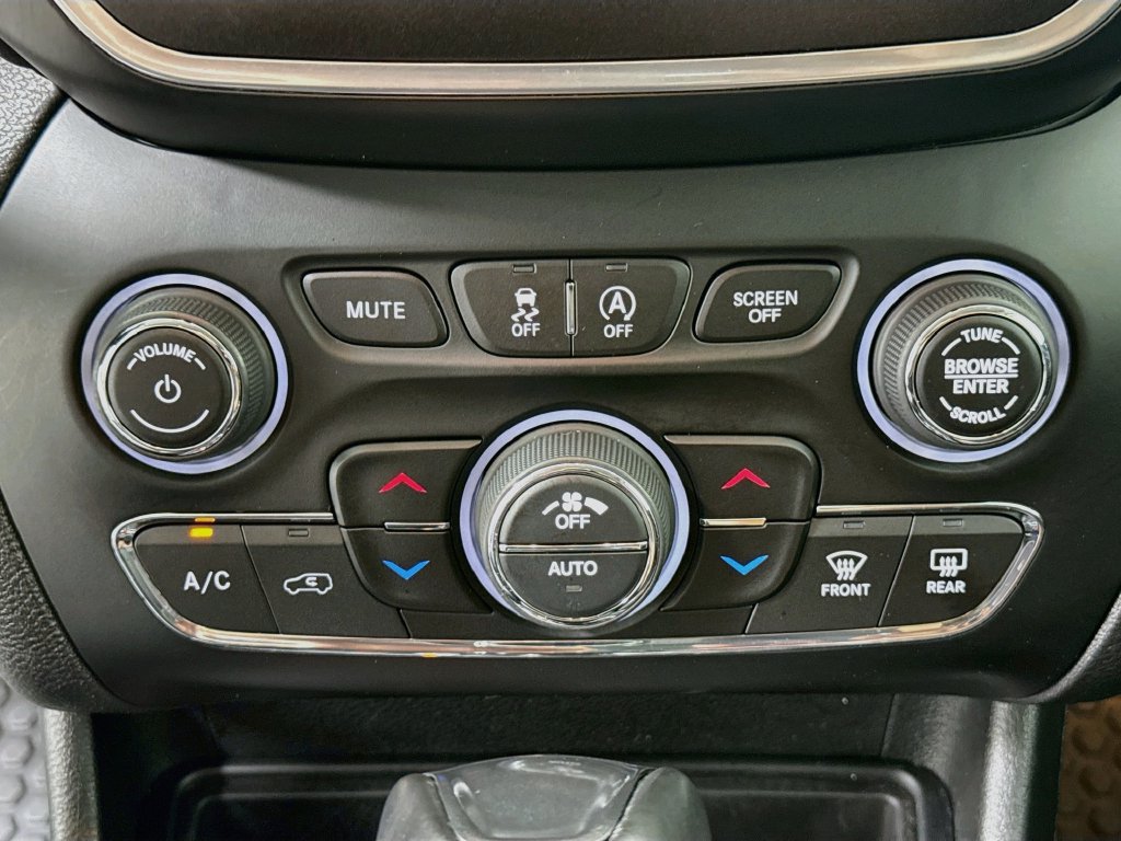 Used 2022 Jeep Cherokee Trailhawk w/ Comfort/Convenience Group AWD/4WD image 29