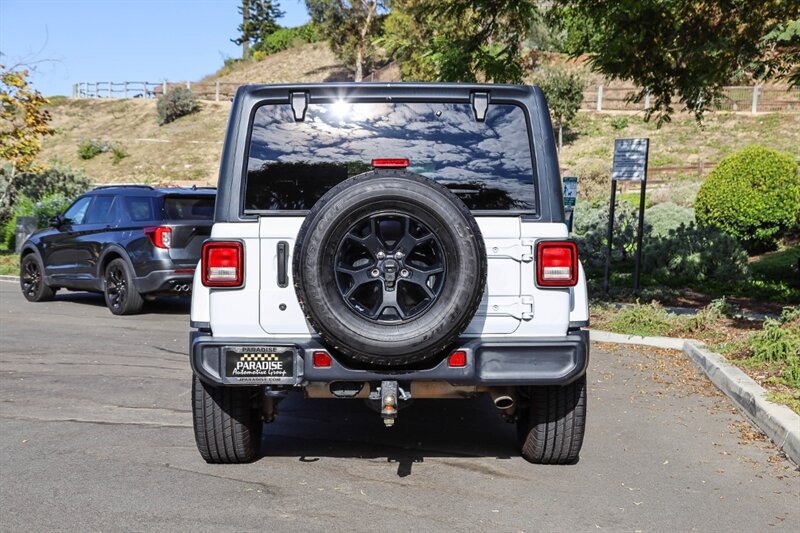Used 2018 Jeep Wrangler Unlimited Sahara AWD/4WD image 4
