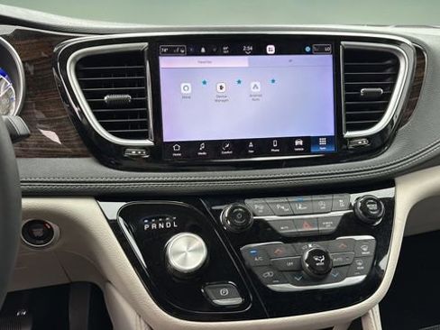 Used 2023 Chrysler Pacifica Limited image 9